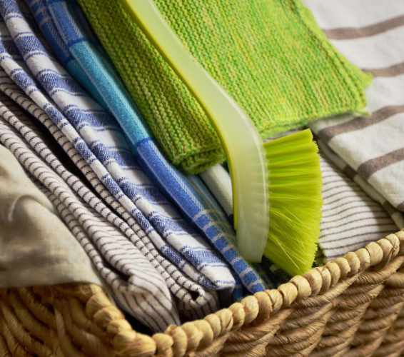 Hauswirtschaft: Handtücher und Abwaschbürste