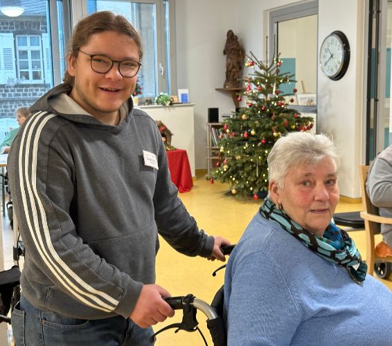 Integration. Zwei Hände setzen zwei große Puzzleteile zusammen.