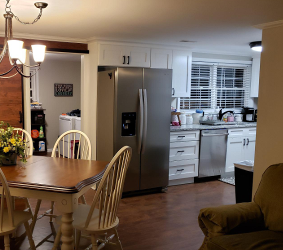 Lebenspraxis: eine WOhnung mit Küche und Wohnzimmer