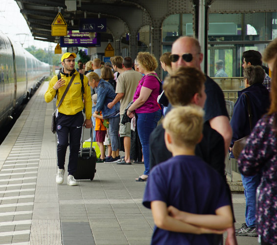 Lebenspraxis: Personen auf einem Bahnhof