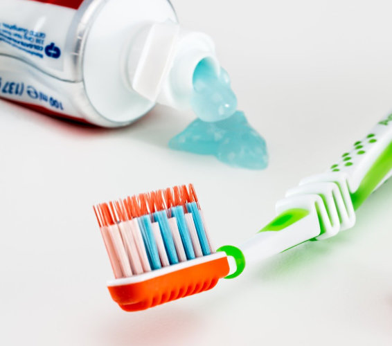 Persönliche Hygiene: Zahncreme und Bürste