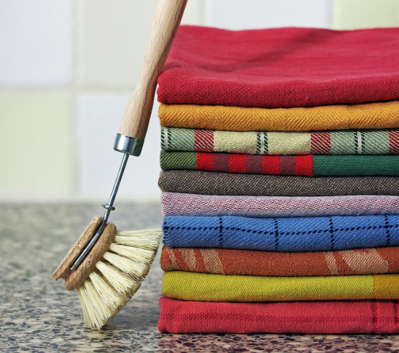 Hauswirtschaft: Spülbürste und Geschirrtücher