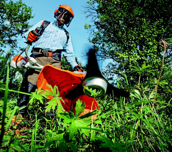 Garten- und Landschaftspflege. Arbeiter mit Motorsense.