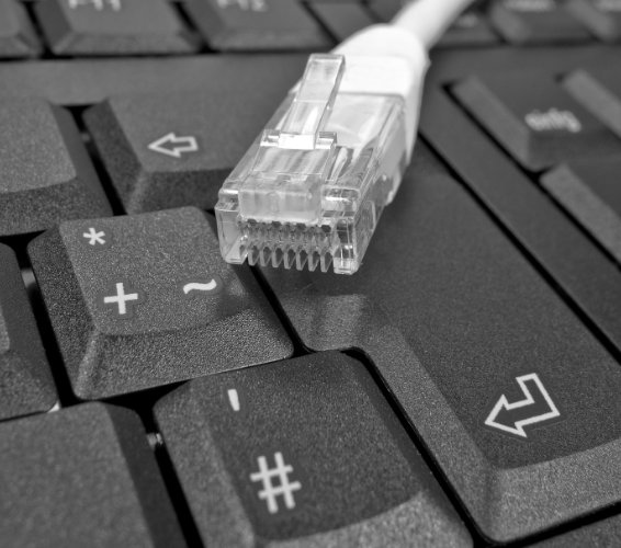 Grundlagen der Verwaltung und EDV. Tastatur und Kabel.