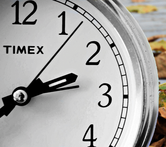 Uhrzeit lernen: Nahaufnahme einer Uhr