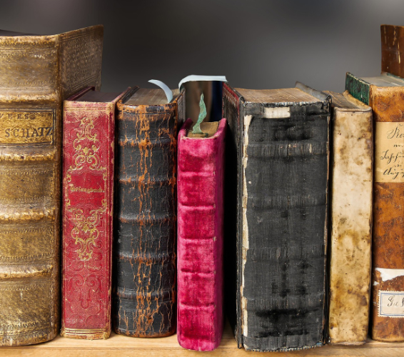 Geschichte. Alte Bücher stehen nebeneinander.