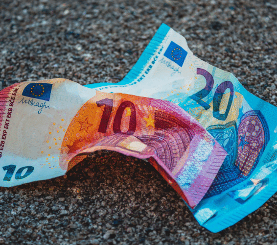 Mein eigenes Geld: 20 Euro und 10 Euro Schein auf dem Boden