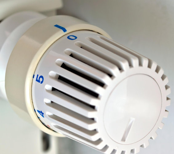 Heizen und Lüften. Thermostat einer Heizung.