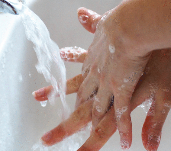 Unterweisung Hygiene Praktika. Person wäscht sich die Hände.