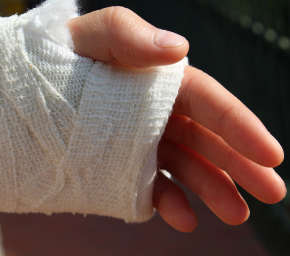 Arbeitsschutz. Unfallverhütung. Erste Hilfe. Verbundene Hand.
